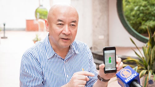 英國維吾爾協會負責人、腫瘤外科醫師安華托帝‧博格達亮出手機內的照片,指出新疆某機場出現為特殊旅客、人體器官運輸專門開闢的快速通道。